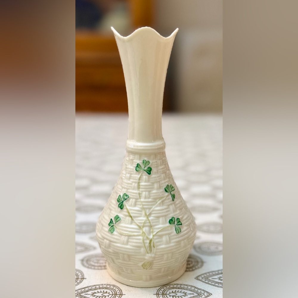 🇮🇪 Vintage Hand-painted Porcelain Shamrock Vase by Belleek Pottery in Ireland 🇮🇪